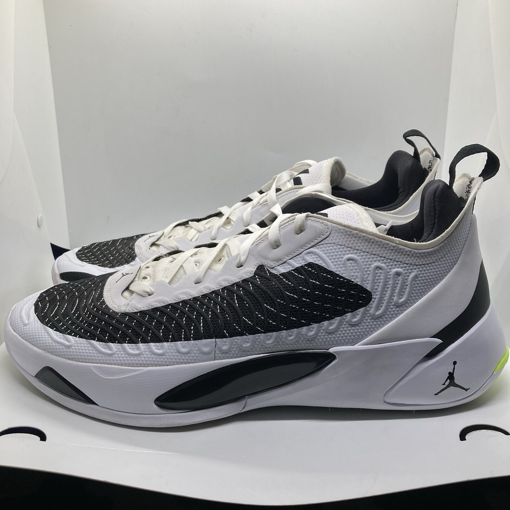 Nike Men’s Black and White Low-Top Sneakers
